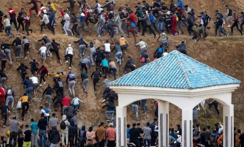 video caos en ceuta miles de marroquíes cruzan la frontera y piden reforzar la seguridad