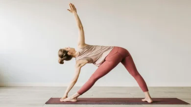 vinyasa yoga cómo se practica, cuáles son sus beneficios y qué efectos puede tener en el cuerpo