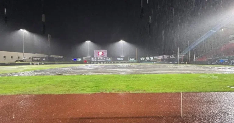 Serie entre Piratas y Pericos se reanuda tras suspensión por el clima