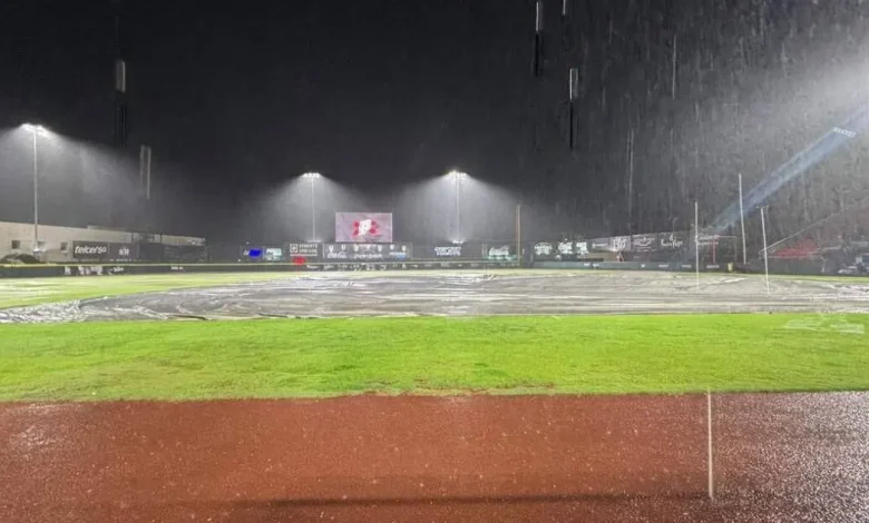 Serie entre Piratas y Pericos se reanuda tras suspensión por el clima