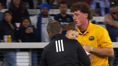 bebé entra a la cancha durante partido de la mls y detiene el juego