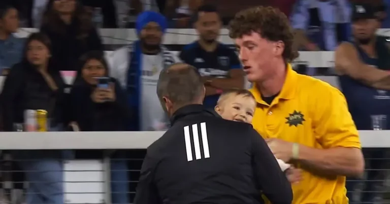 bebé entra a la cancha durante partido de la mls y detiene el juego