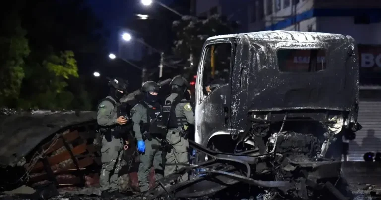 Camión bomba estalla frente a estación de policía en Colombia