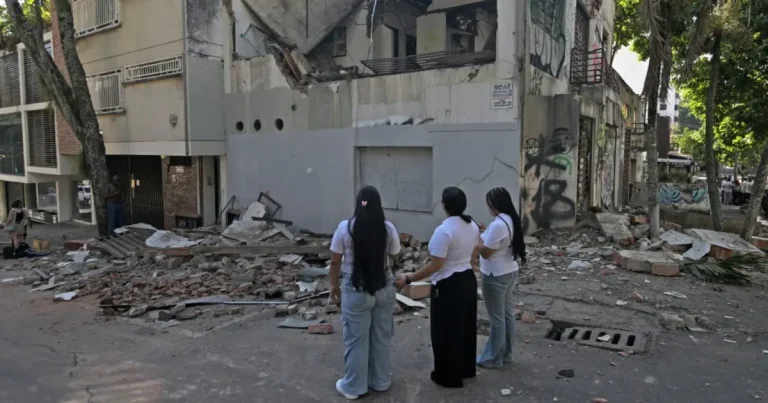 sheinbaum ofrece apoyo a colombia tras sismo de 7.4