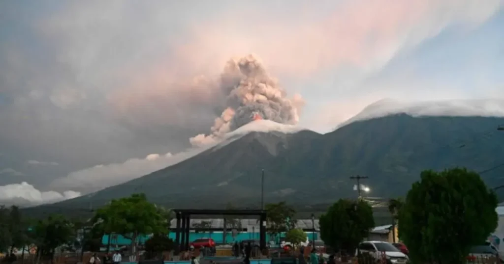 volcán de fuego entra en fase más explosiva y obliga a evacuar comunidades en guatemala (1)