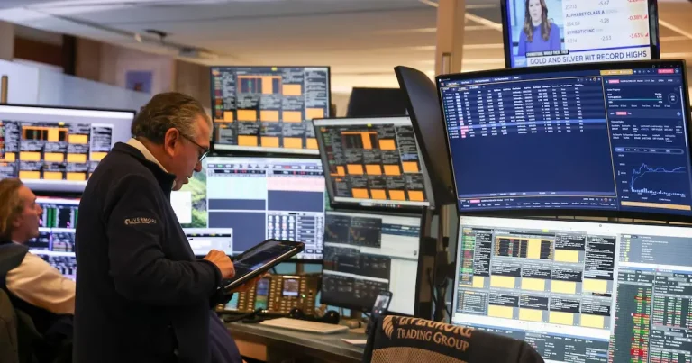 wall street cierra con pérdidas ante repunte del petróleo y expectativa por empleo en eu