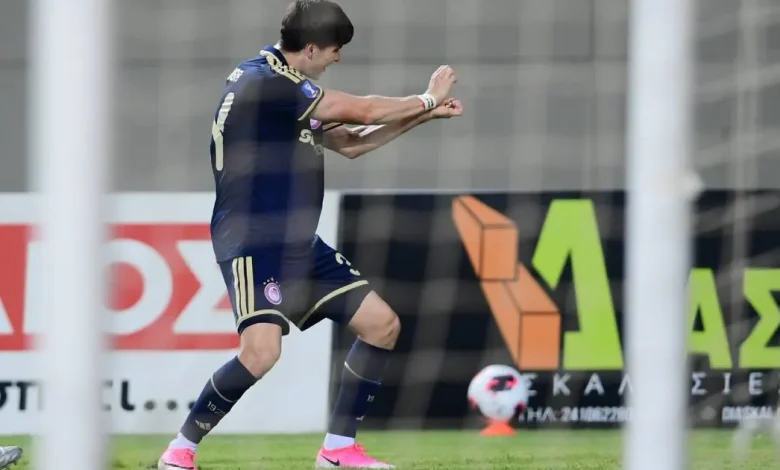 “Hormiga” González anota gol en Copa de Grecia en goleada del Olympiacos