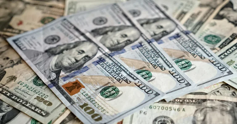 peso mexicano cae frente al dólar y toca nivel de julio