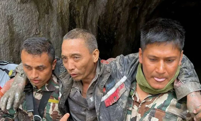 Rescatan a ciudadano chino atrapado durante 10 días tras riada en Nepal