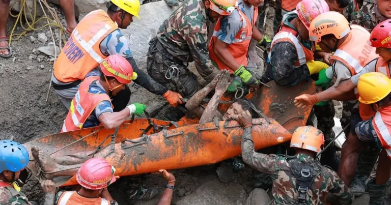 rescate en nepal salvan a dos tras nueve días