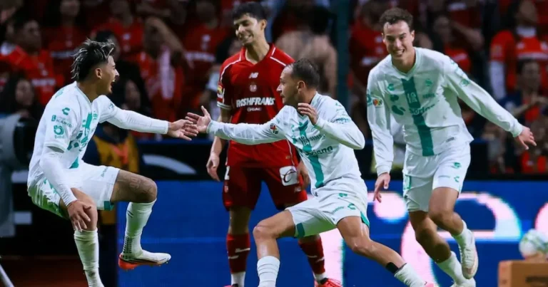 santos remonta y vence al líder toluca en el nemesio diez