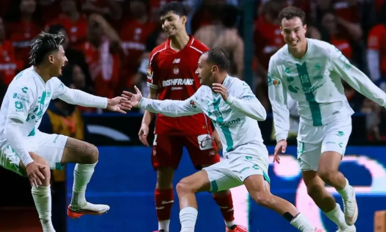 santos remonta y vence al líder toluca en el nemesio diez