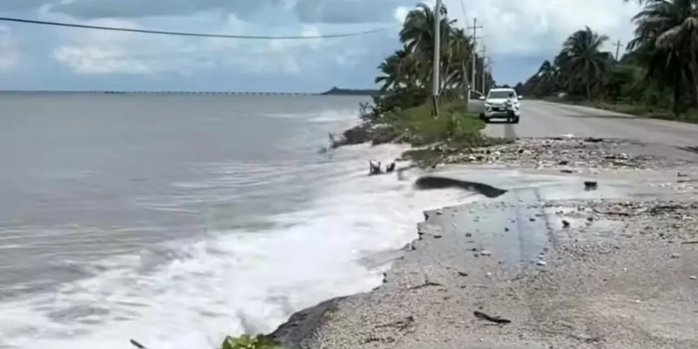 deslave en la carretera 180 de ciudad del carmen por fuerte oleaje