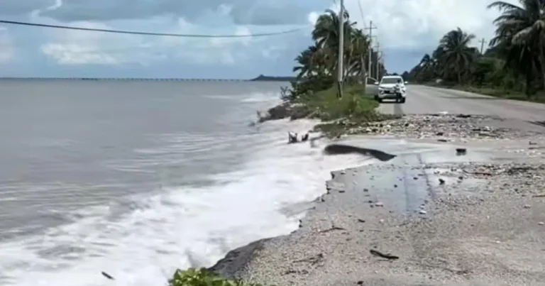 deslave en la carretera 180 de ciudad del carmen por fuerte oleaje