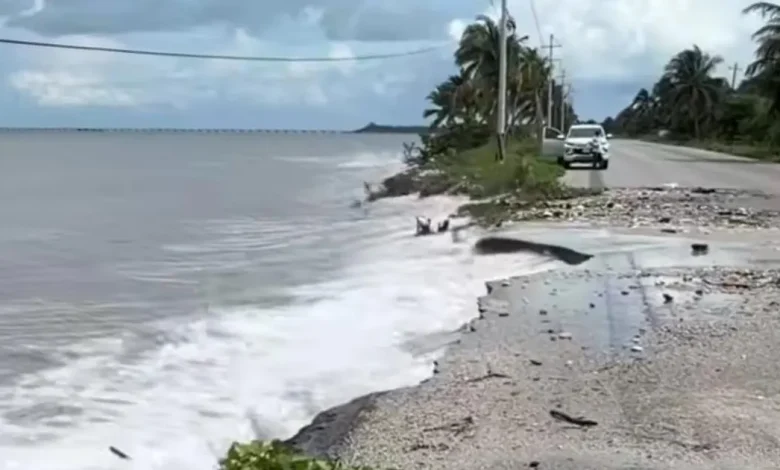 deslave en la carretera 180 de ciudad del carmen por fuerte oleaje