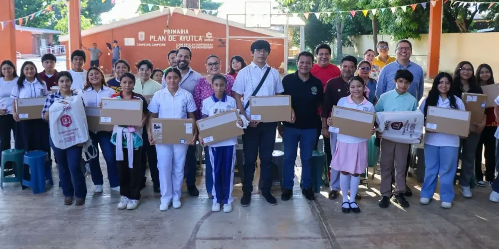 formación jaguar entrega laptops a estudiantes del sitet