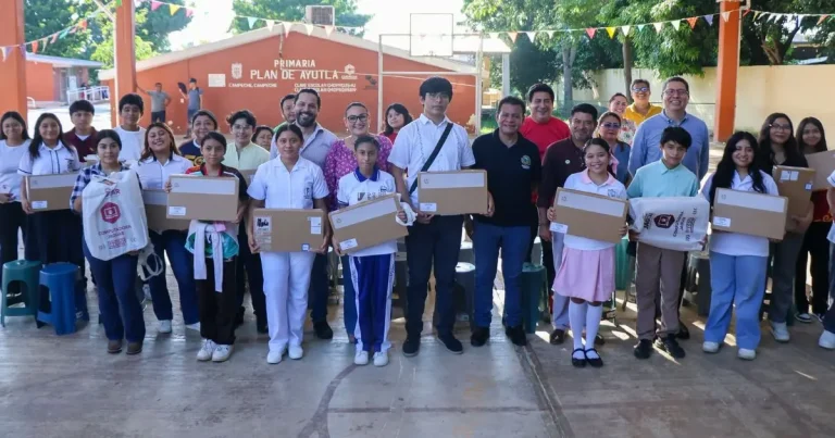 formación jaguar entrega laptops a estudiantes del sitet