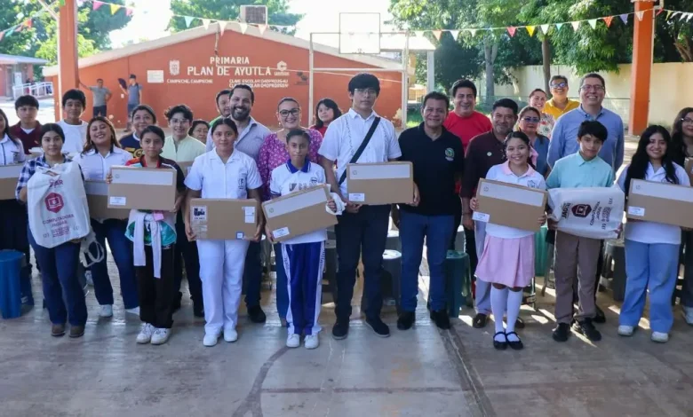 formación jaguar entrega laptops a estudiantes del sitet
