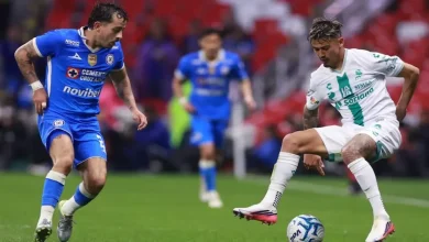 alan mozo provoca críticas al cantar con la afición de cruz azul1
