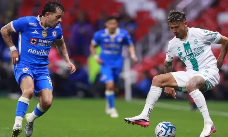 alan mozo provoca críticas al cantar con la afición de cruz azul1
