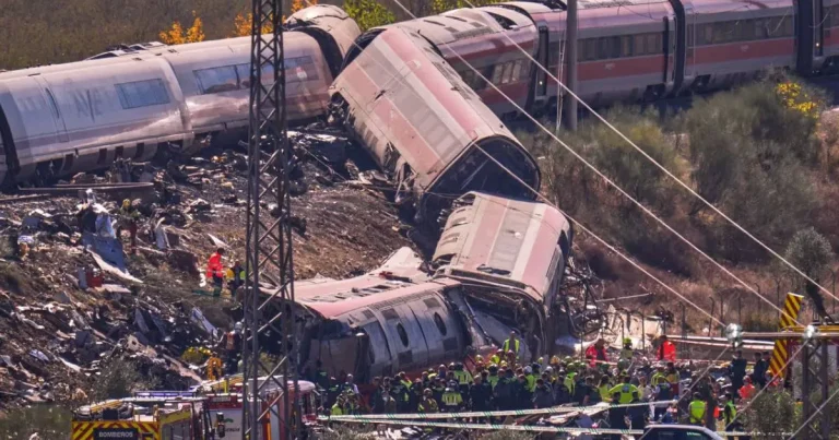Choque de trenes en España deja 68 muertos, sigue la búsqueda de víctimas