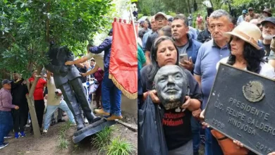 Decapitan la estatua de Felipe Calderón en Los Pinos (Fotos de internet)